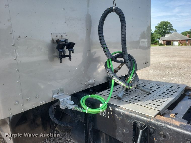 image for item EJ7995 2005 Kenworth  T600 Aerocab semi truck