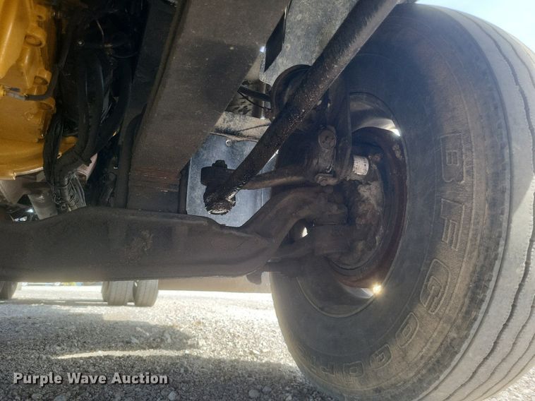 image for item EJ7995 2005 Kenworth  T600 Aerocab semi truck