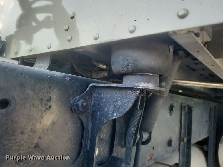 image for item EJ7995 2005 Kenworth  T600 Aerocab semi truck