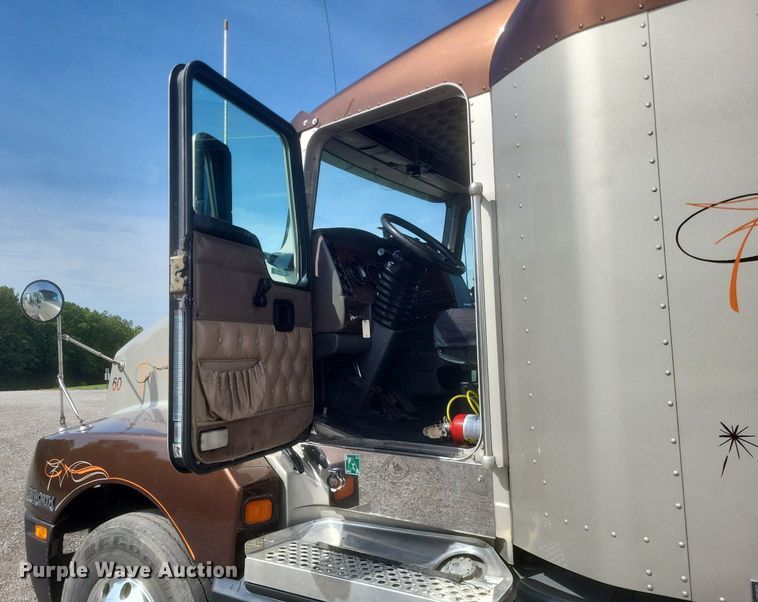 image for item EJ7995 2005 Kenworth  T600 Aerocab semi truck