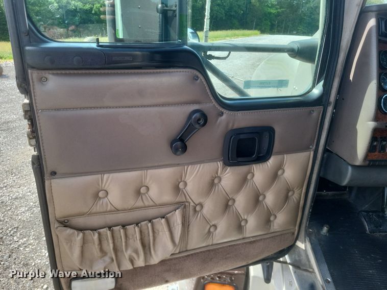 image for item EJ7995 2005 Kenworth  T600 Aerocab semi truck