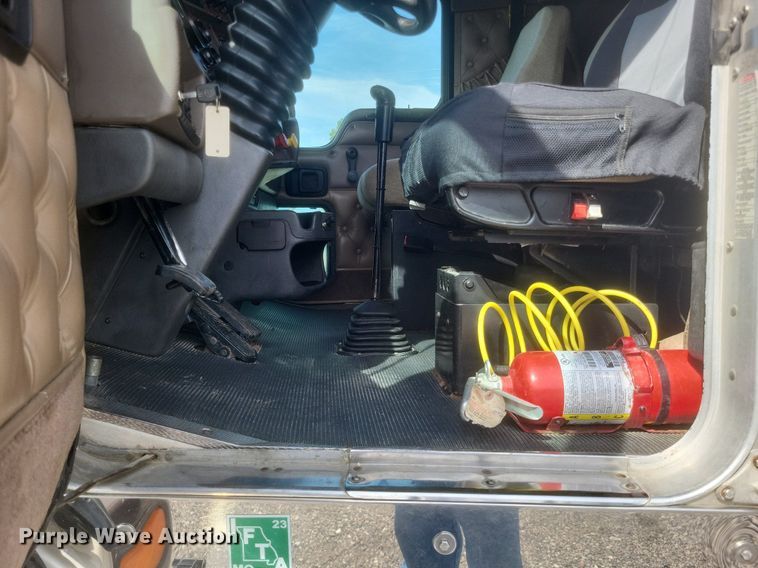 image for item EJ7995 2005 Kenworth  T600 Aerocab semi truck