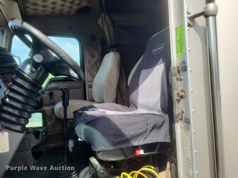 image for item EJ7995 2005 Kenworth  T600 Aerocab semi truck