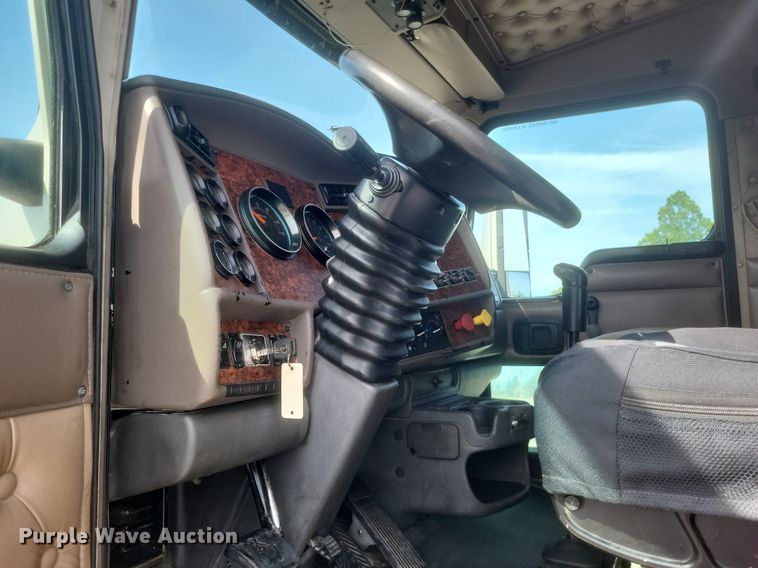 image for item EJ7995 2005 Kenworth  T600 Aerocab semi truck