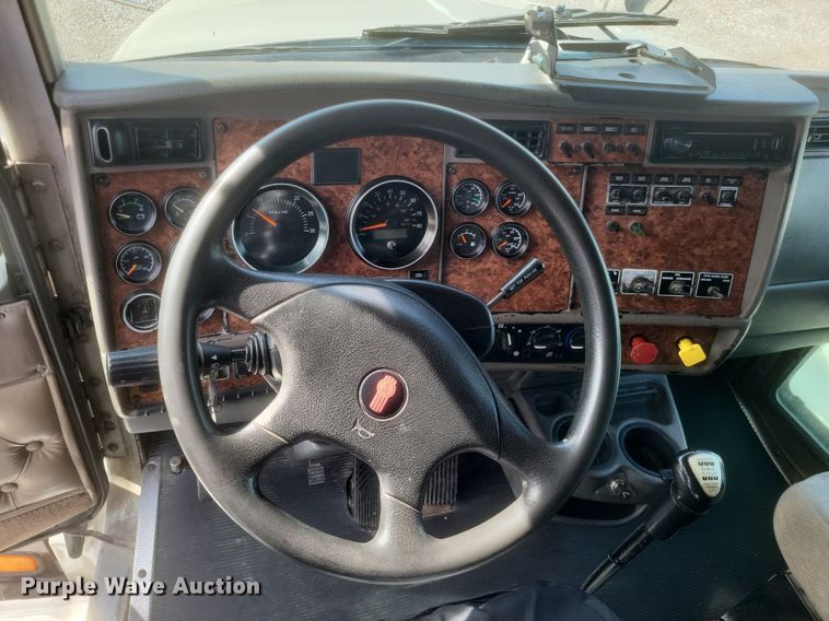 image for item EJ7995 2005 Kenworth  T600 Aerocab semi truck