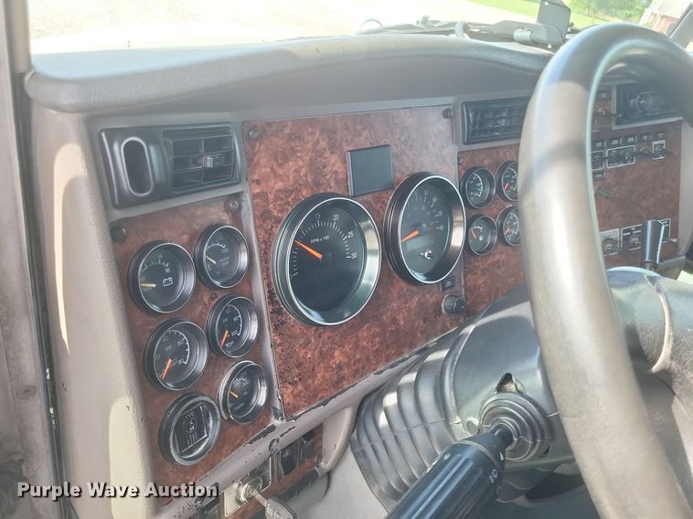 image for item EJ7995 2005 Kenworth  T600 Aerocab semi truck