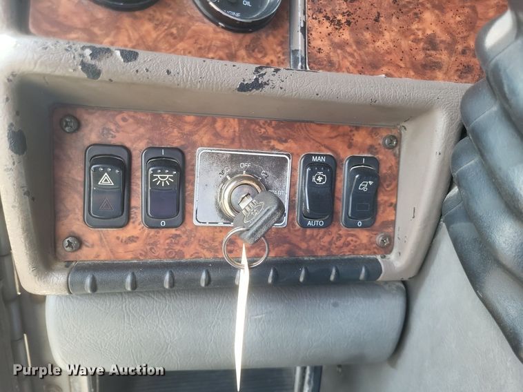 image for item EJ7995 2005 Kenworth  T600 Aerocab semi truck