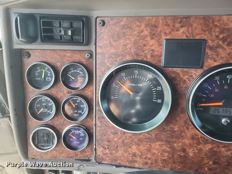 image for item EJ7995 2005 Kenworth  T600 Aerocab semi truck