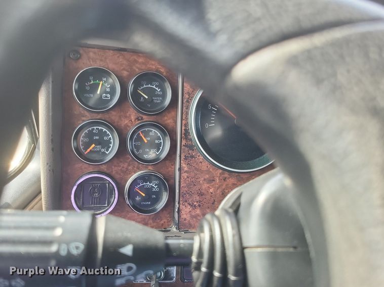 image for item EJ7995 2005 Kenworth  T600 Aerocab semi truck