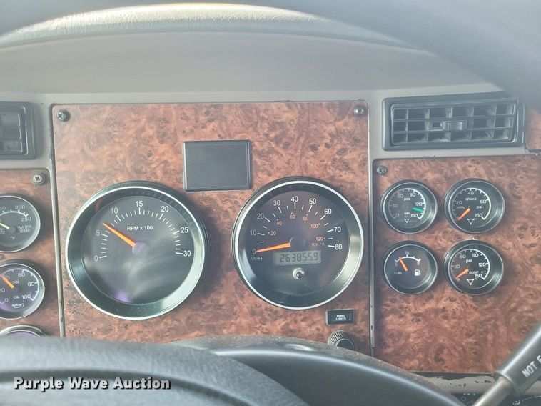 image for item EJ7995 2005 Kenworth  T600 Aerocab semi truck