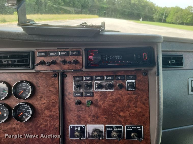 image for item EJ7995 2005 Kenworth  T600 Aerocab semi truck