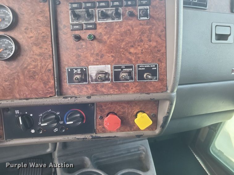 image for item EJ7995 2005 Kenworth  T600 Aerocab semi truck