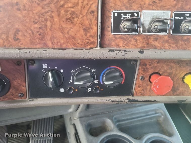 image for item EJ7995 2005 Kenworth  T600 Aerocab semi truck