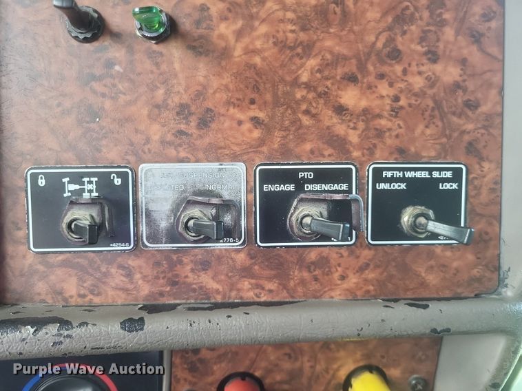 image for item EJ7995 2005 Kenworth  T600 Aerocab semi truck