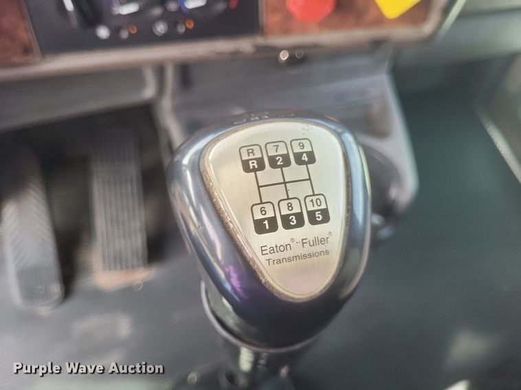 image for item EJ7995 2005 Kenworth  T600 Aerocab semi truck