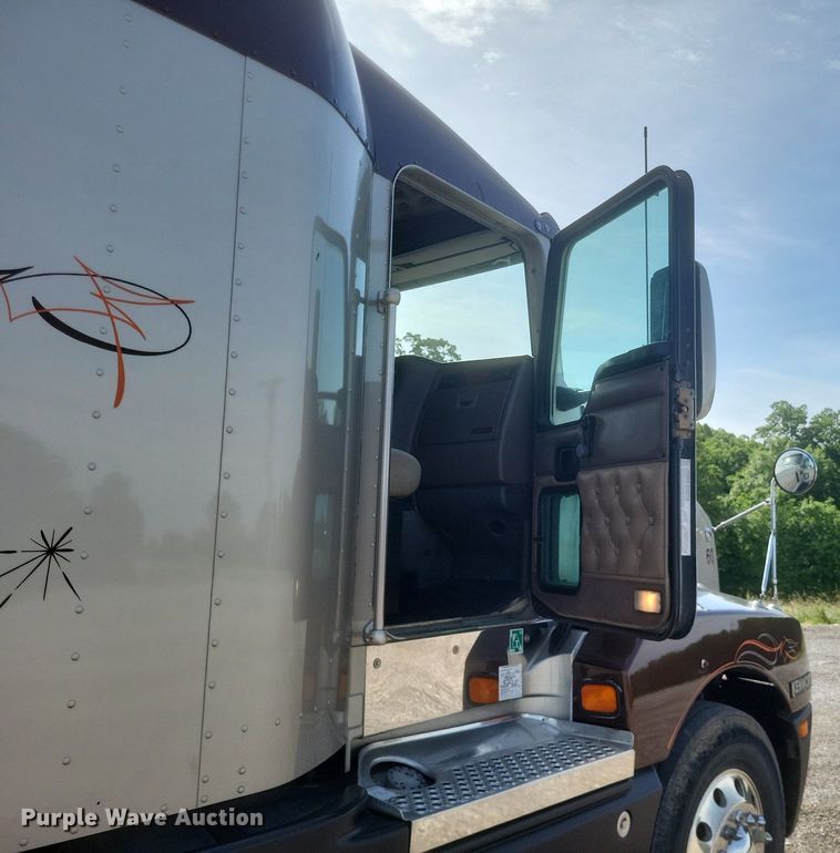 image for item EJ7995 2005 Kenworth  T600 Aerocab semi truck