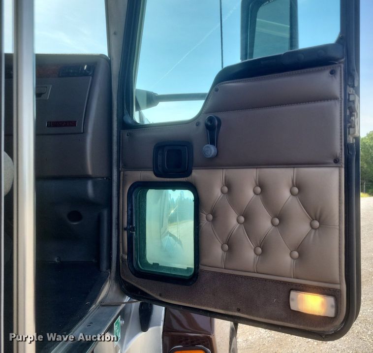 image for item EJ7995 2005 Kenworth  T600 Aerocab semi truck