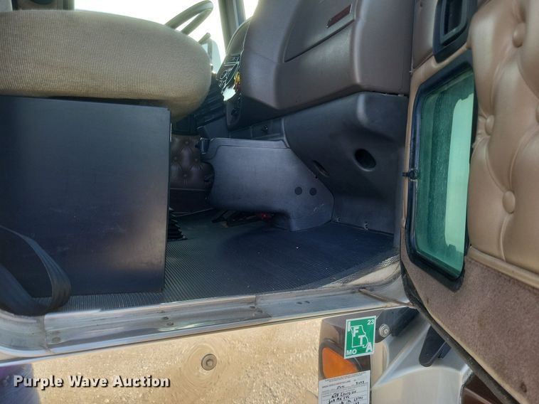 image for item EJ7995 2005 Kenworth  T600 Aerocab semi truck