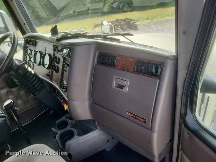 image for item EJ7995 2005 Kenworth  T600 Aerocab semi truck