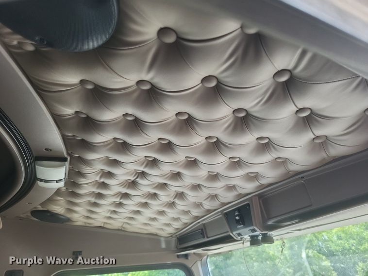 image for item EJ7995 2005 Kenworth  T600 Aerocab semi truck