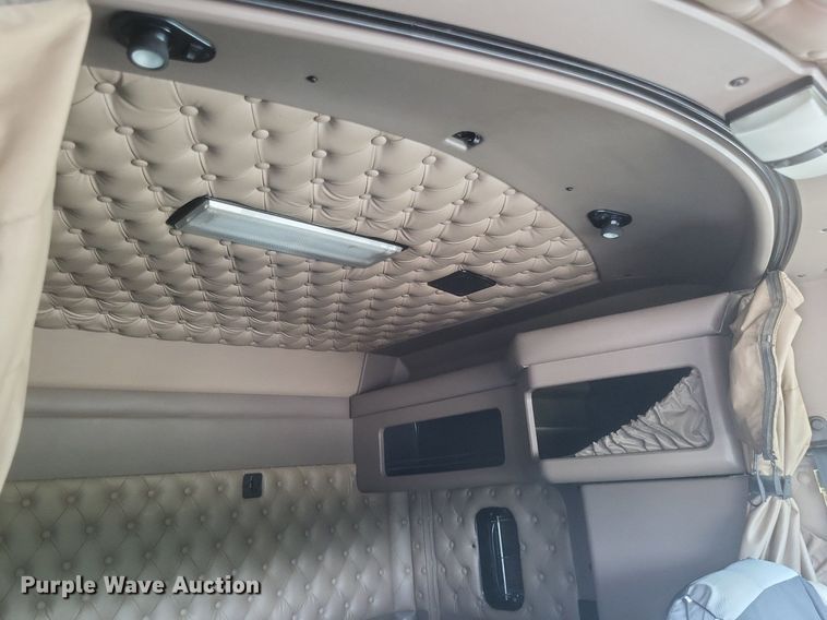 image for item EJ7995 2005 Kenworth  T600 Aerocab semi truck