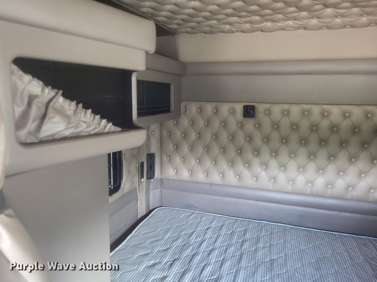 image for item EJ7995 2005 Kenworth  T600 Aerocab semi truck