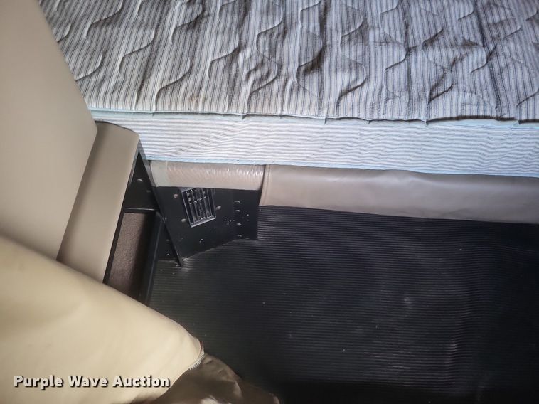 image for item EJ7995 2005 Kenworth  T600 Aerocab semi truck