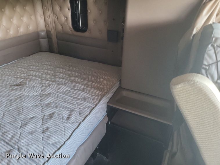 image for item EJ7995 2005 Kenworth  T600 Aerocab semi truck