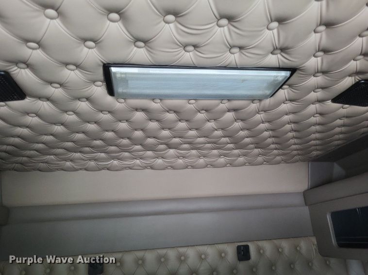 image for item EJ7995 2005 Kenworth  T600 Aerocab semi truck