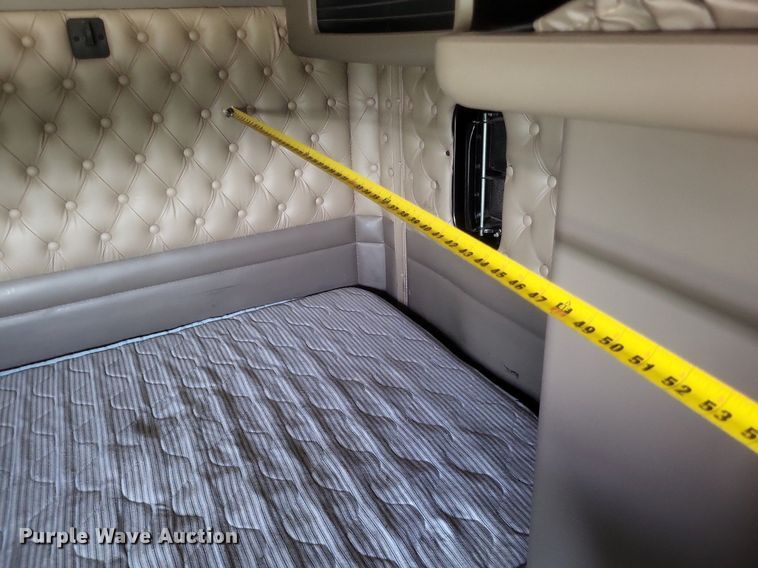 image for item EJ7995 2005 Kenworth  T600 Aerocab semi truck