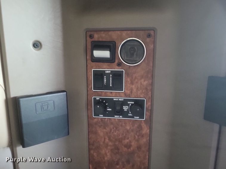 image for item EJ7995 2005 Kenworth  T600 Aerocab semi truck