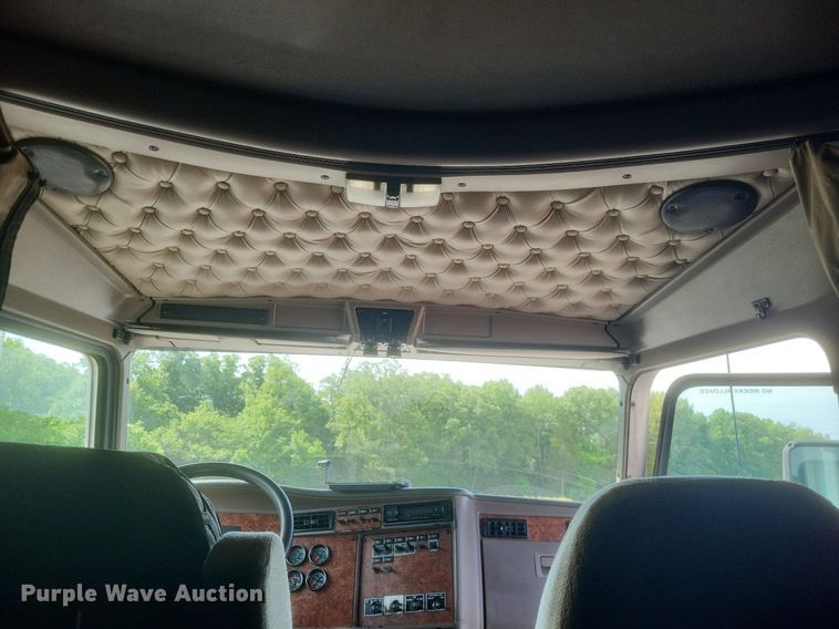 image for item EJ7995 2005 Kenworth  T600 Aerocab semi truck