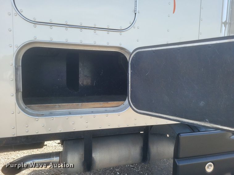 image for item EJ7995 2005 Kenworth  T600 Aerocab semi truck