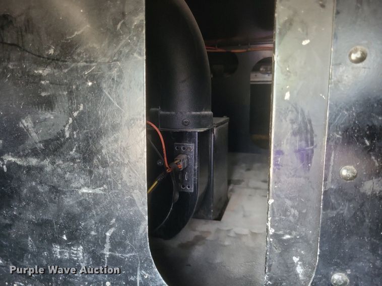 image for item EJ7995 2005 Kenworth  T600 Aerocab semi truck