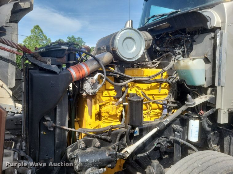 image for item EJ7995 2005 Kenworth  T600 Aerocab semi truck