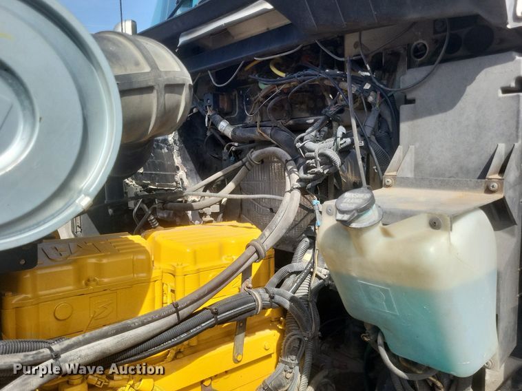 image for item EJ7995 2005 Kenworth  T600 Aerocab semi truck