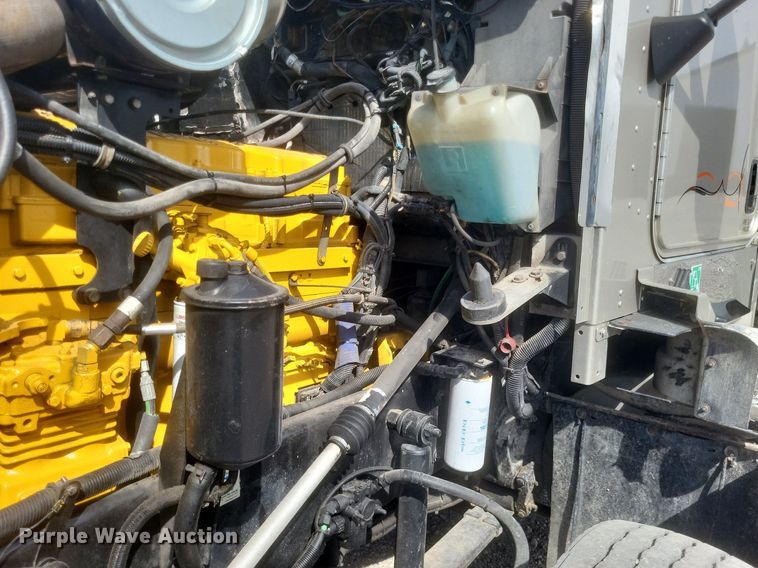 image for item EJ7995 2005 Kenworth  T600 Aerocab semi truck