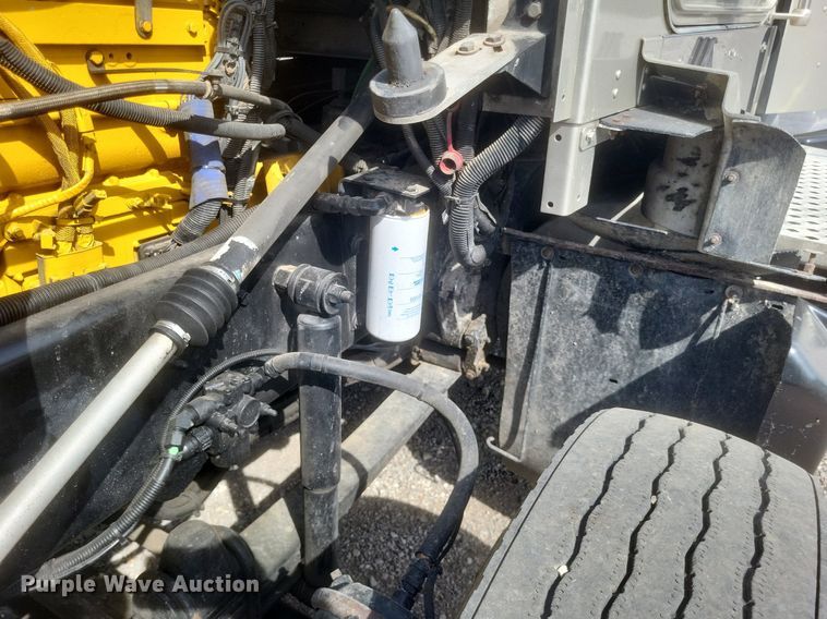 image for item EJ7995 2005 Kenworth  T600 Aerocab semi truck