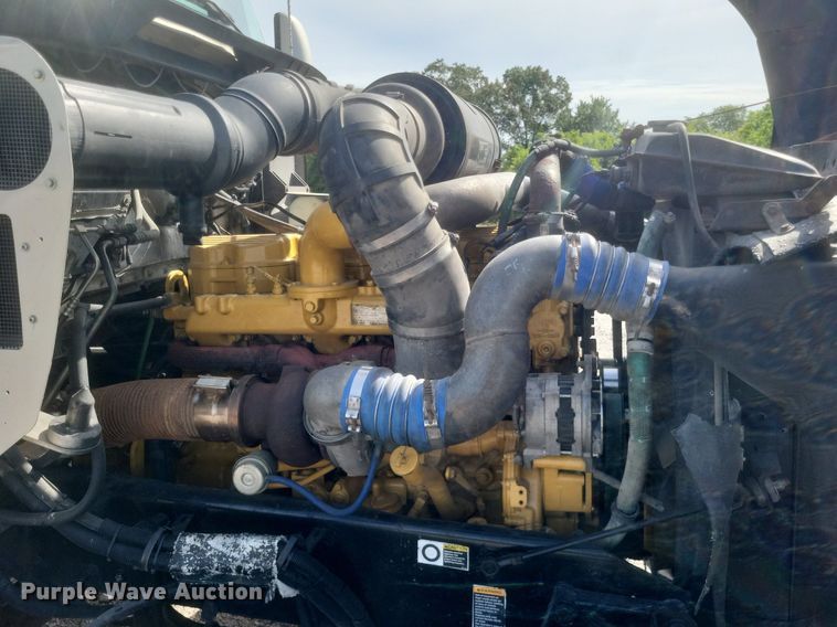 image for item EJ7995 2005 Kenworth  T600 Aerocab semi truck