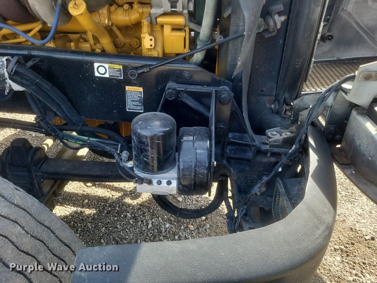 image for item EJ7995 2005 Kenworth  T600 Aerocab semi truck