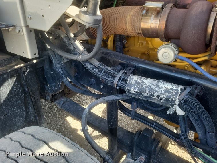 image for item EJ7995 2005 Kenworth  T600 Aerocab semi truck