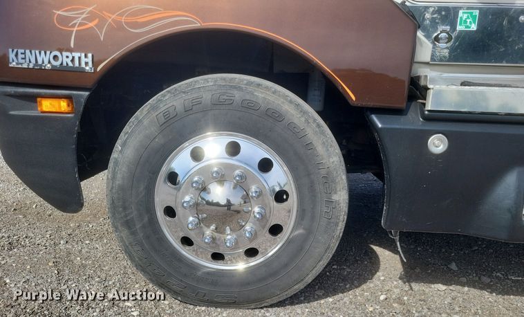 image for item EJ7995 2005 Kenworth  T600 Aerocab semi truck