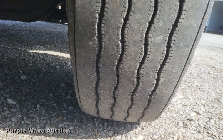 image for item EJ7995 2005 Kenworth  T600 Aerocab semi truck