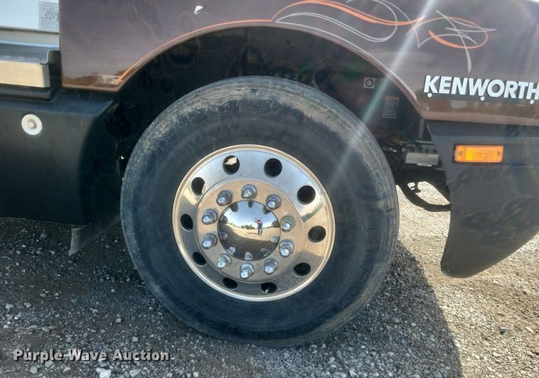 image for item EJ7995 2005 Kenworth  T600 Aerocab semi truck