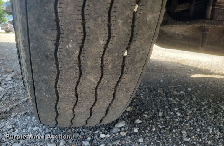 image for item EJ7995 2005 Kenworth  T600 Aerocab semi truck