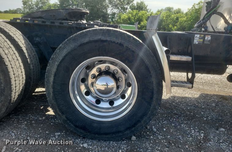 image for item EJ7995 2005 Kenworth  T600 Aerocab semi truck