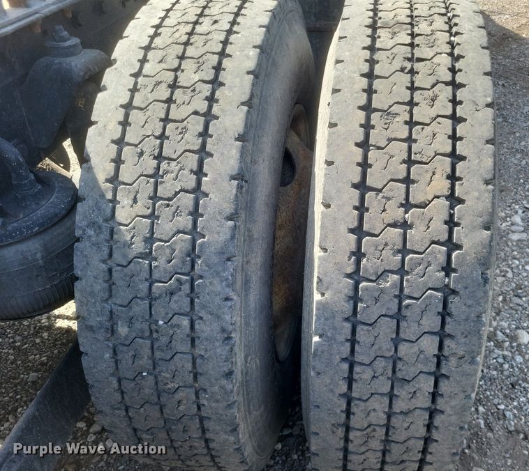 image for item EJ7995 2005 Kenworth  T600 Aerocab semi truck