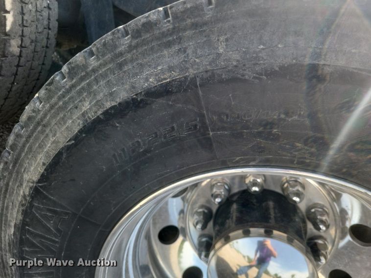 image for item EJ7995 2005 Kenworth  T600 Aerocab semi truck