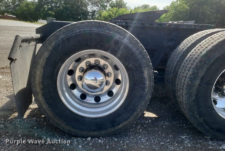 image for item EJ7995 2005 Kenworth  T600 Aerocab semi truck