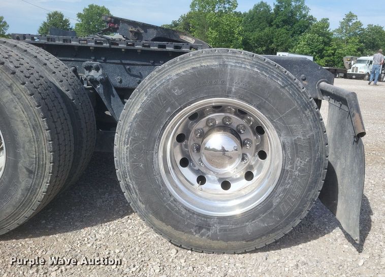 image for item EJ7995 2005 Kenworth  T600 Aerocab semi truck